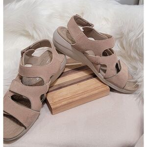 Clarks Ultimate Comfort Collection Hook And Loop Sandals Tan 9